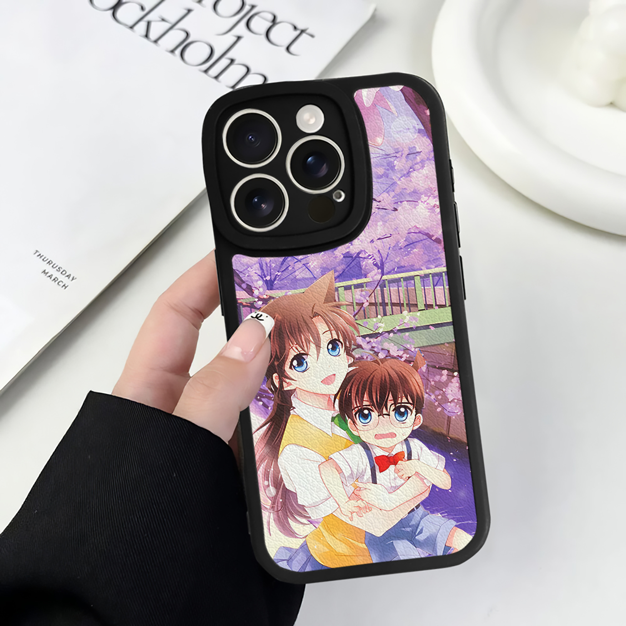 （画像用） 名探偵コナン Detective Conan 【iPhone 16シリーズ対応】シリコンスマホケース（レザー調） 材質：シリコン